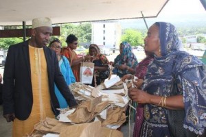 le_maire_avec_les_artisanes_de_sac_en_papier