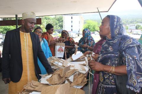 le_maire_avec_les_artisanes_de_sac_en_papier