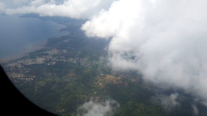La haut dans ère au dessus du lagon