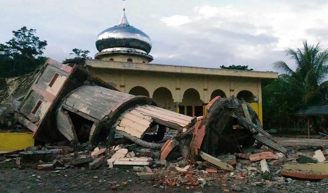 minaret-effondre-mosquee-pidie-province-aceh-indonesie-apres-tremblement-terre-7-decembre-2016