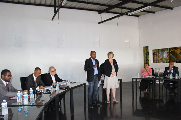 . Ahmed BAZI, président de l’UCCIA et Mme. Laurence ARNOUX, Conseillère de Coopération et d’Action Culturelle de l’Ambassade de France, lors de l’ouverture de la table-ronde au Vacoa Lodge.