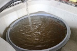 Eau boueuse impropre à la consommation à Mutsamudu