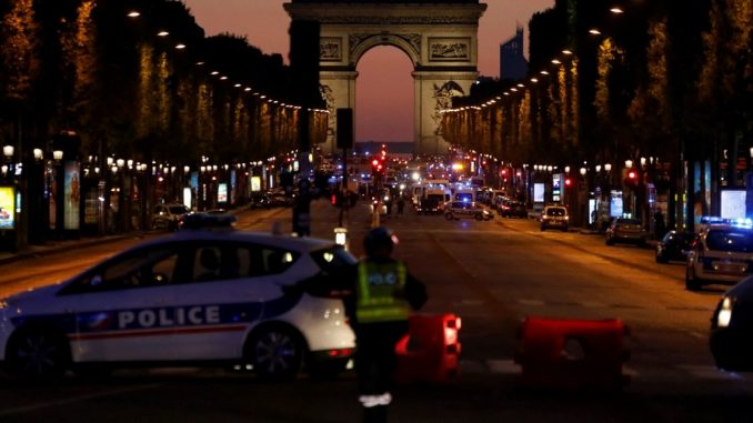 Fusillade-aux-Champs-Elysees-a-Paris-un-policier-tue-un-autre-blesse-l-assaillant-abattu.gif