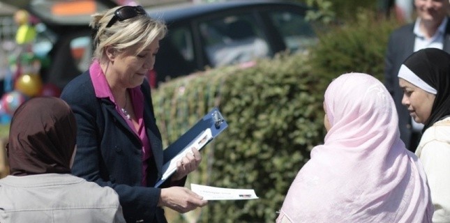 marine-le-pen-traktage-femmes