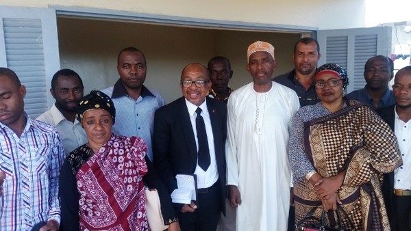 mazo Abdallah Mzé Msa "Mazo" (en costume noir).
