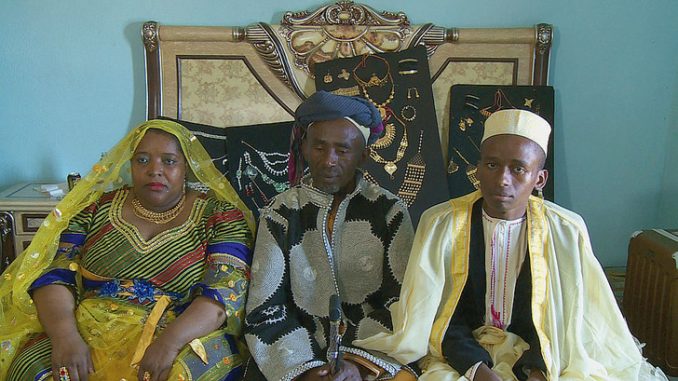 traditions-comoriennes-exigent-marie-offre-communaute-grosse-somme-dargent_0_728_410.jpg