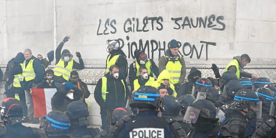 gilets-jaunes-a-paris-l-arc-de-triomphe-degrade_4298907_540x270p.jpg