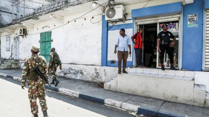 magasin-rouvrele-regard-soldats-mutsamudu-comorienne-anjouan-21-octobre-2018_0_729_4866980028014746008331.jpg