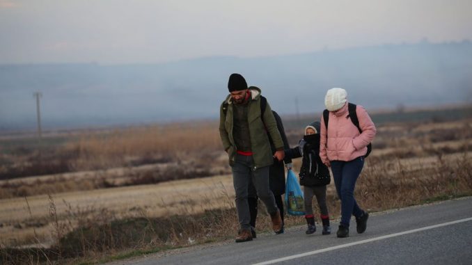 des-migrants-marchent-vers-la-frontiere-avec-l-europe-a-edirne-en-turquie-le-28-fevrier-2020_6251240.jpg
