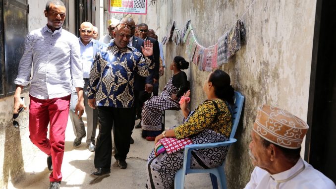 president-comorien-Azali-Assoumani-salue-habitants-medina-Mutsamudu-situee-dAnjouan-23-octobre-2018_0_1399_933.jpg
